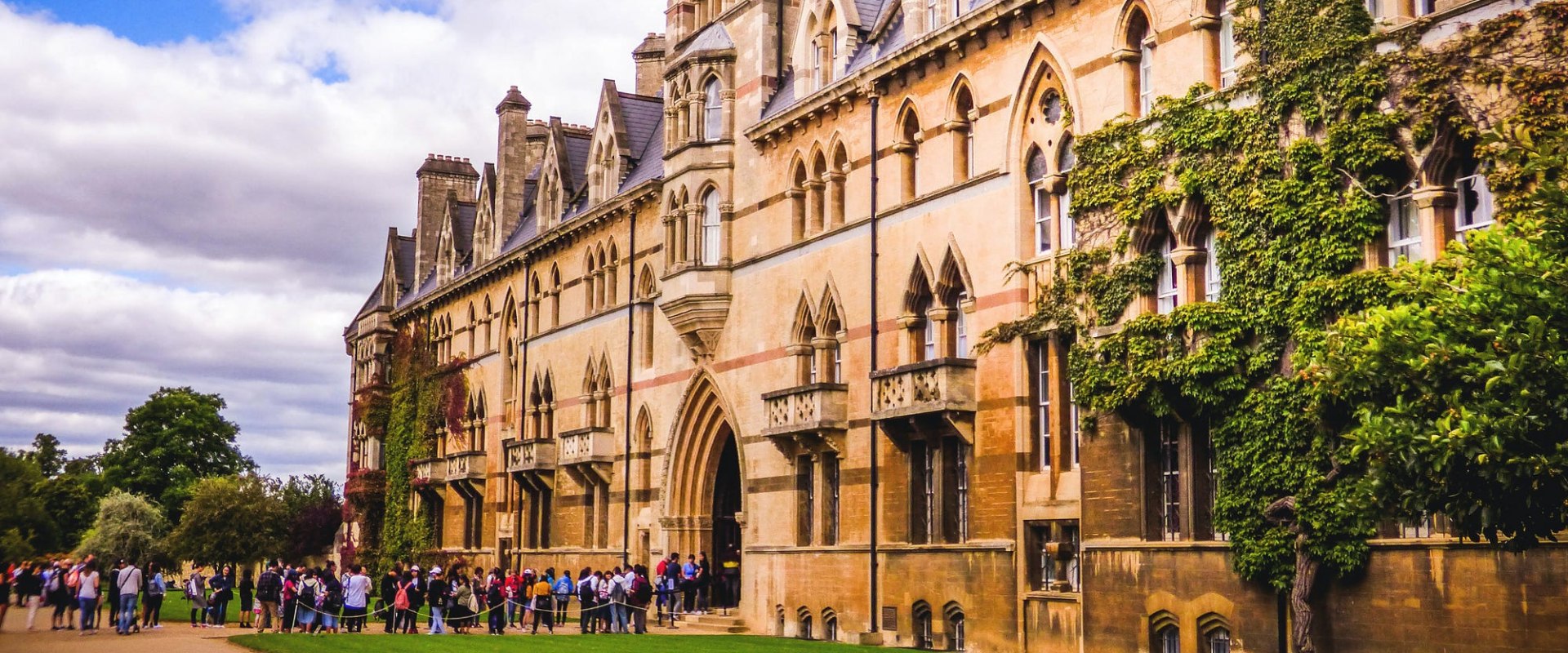 How to Craft a Strong Personal Statement for Oxford or Cambridge University Admissions